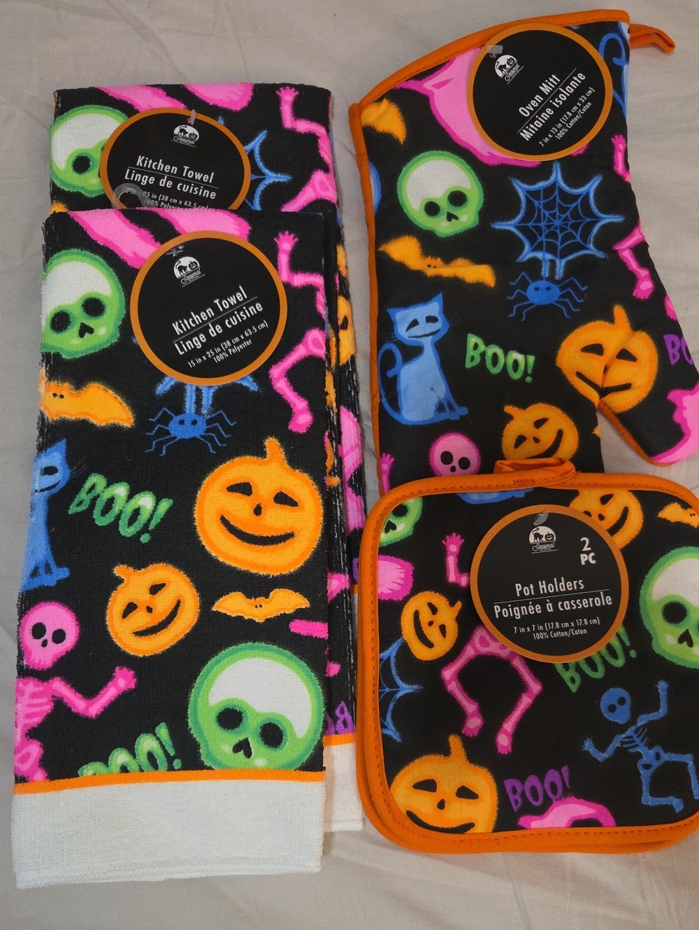 Halloween NWT Kitchen Accessories 5 Piece Set - Black Neon Pot Holders & Towels